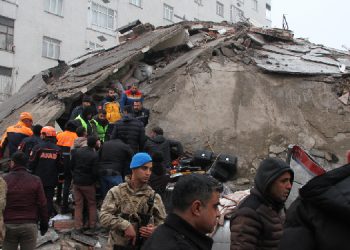 OHAL’in ilk icraatı: Gazeteciye engel, depremzedeye gözaltı tehdidi