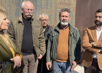 Polis depremzedeler için kurulan çadırları söktü