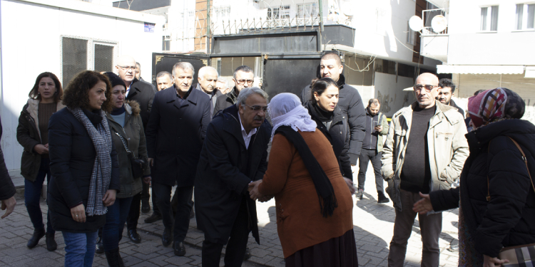 Sancar depremzedelerle bir araya geldi Sancar depremzedelerle bir araya geldi
