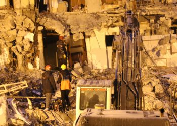 Sözel Apartmanı enkazında 4 gündür bekliyorlar: Çalışma yetersiz