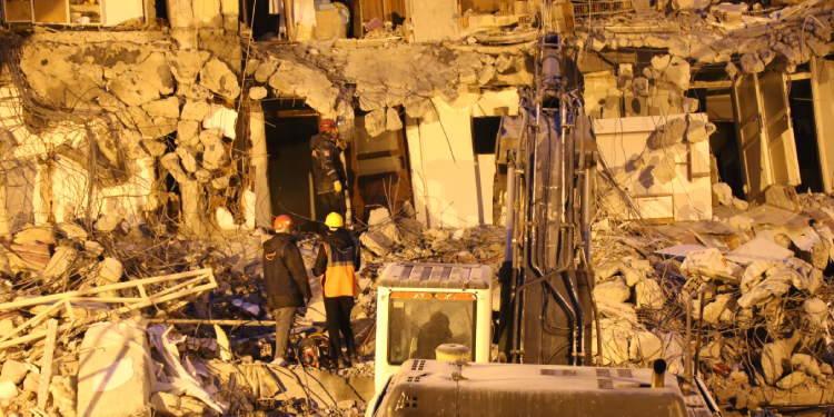 Sözel Apartmanı enkazında 4 gündür bekliyorlar: Çalışma yetersiz Sözel Apartmanı enkazında 4 gündür bekliyorlar: Çalışma yetersiz