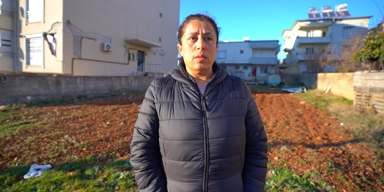 Ülkücüler depremzedenin altınlarını zorla aldı Ülkücüler depremzedenin altınlarını zorla aldı