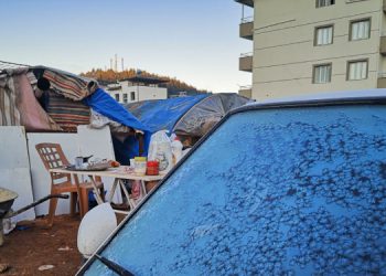 Yaşam koridoru açıldı: Sağ kalmayı başaran 3 kişi kurtarılıyor