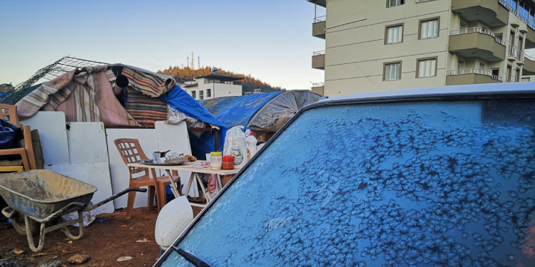 Yaşam koridoru açıldı: Sağ kalmayı başaran 3 kişi kurtarılıyor Yaşam koridoru açıldı: Sağ kalmayı başaran 3 kişi kurtarılıyor