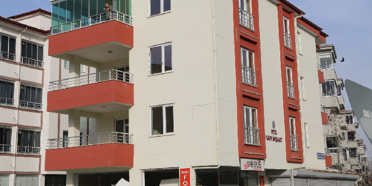 Yaşlı yurttaş ve engelli oğlu hasarlı binadan tahliye edilmeyi bekliyor Yaşlı yurttaş ve engelli oğlu hasarlı binadan tahliye edilmeyi bekliyor