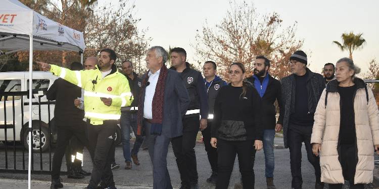 Zeydan Karalar’dan kentteki depremzedelere yönelik çalışma alanlarında inceleme Zeydan Karalar’dan kentteki depremzedelere yönelik çalışma alanlarında inceleme