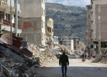 Depremzede sağlıkçılara nöbet yazıldı