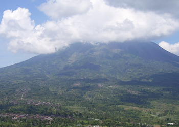 Endonezya’da Merapi Yanardağı patladı
