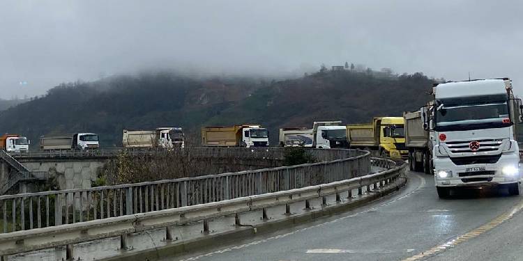 Cengiz İnşaat’ın Eskencidere’deki taş ocağında çalışan kamyon şoförleri kontak kapattı Cengiz İnşaat’ın Eskencidere’deki taş ocağında çalışan kamyon şoförleri kontak kapattı