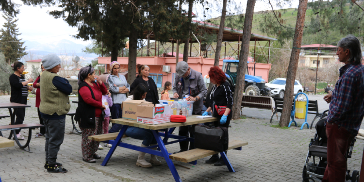 Deprem bölgesinde gönüllü sağlıkçılarla bir gün Deprem bölgesinde gönüllü sağlıkçılarla bir gün