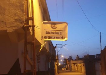 HDP’li gençler “Küfür etme istifa et” pankartı astı