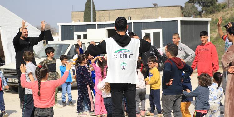 HDP’li gençlerden depremzede çocuklar için etkinlik HDP’li gençlerden depremzede çocuklar için etkinlik