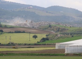 “Benzinden tasarruf” için molozlar yaşam alanlarına dökülüyor