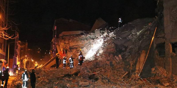 Malatya’da ağır hasarlı 6 katlı bina yıkıldı Malatya’da ağır hasarlı 6 katlı bina yıkıldı