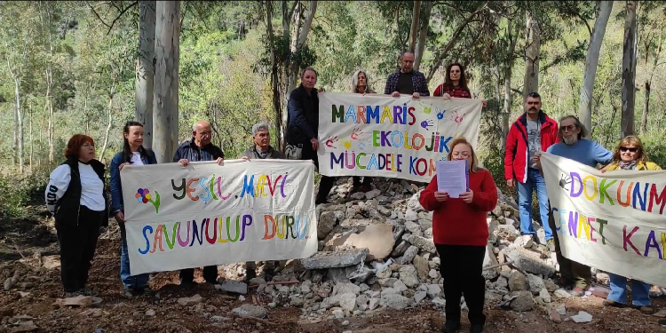 Marmaris’te sulak alana moloz dökülüyor Marmaris’te sulak alana moloz dökülüyor