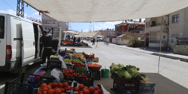 Van’da pazarlar boş: 100 TL ile 2 limon, 3 patates, 5 salatalık alabiliyoruz Van’da pazarlar boş: 100 TL ile 2 limon, 3 patates, 5 salatalık alabiliyoruz