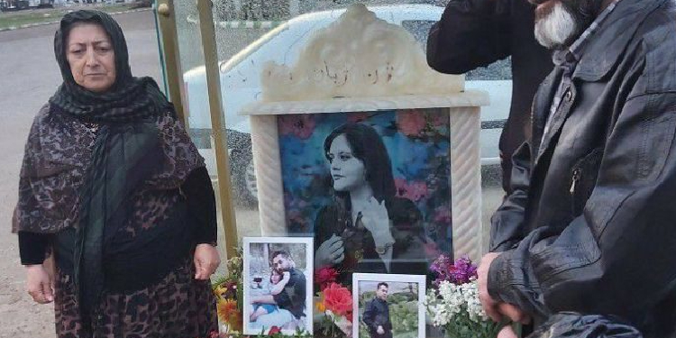 Yakınlarını kaybedenlerden Jîna Emînî’nin mezarına ziyaret Yakınlarını kaybedenlerden Jîna Emînî’nin mezarına ziyaret