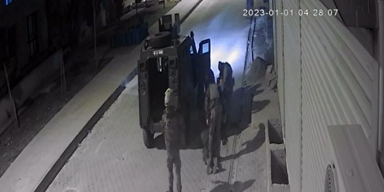 Ulusal kıyafetli 2 kişiyi darp eden polisler hakim karşısında
