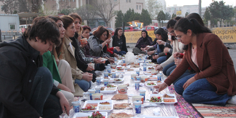 Urfa Kadın Platformu’ndan Şenyaşar ailesinin iftarına ziyaret Urfa Kadın Platformu’ndan Şenyaşar ailesinin iftarına ziyaret