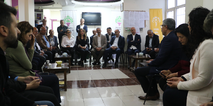 Amed Kent Koruma’dan Yeşil Sol Parti’ye bayram ziyareti Amed Kent Koruma’dan Yeşil Sol Parti’ye bayram ziyareti