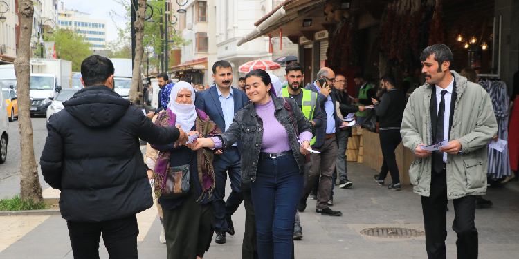 Amed’te milletvekili aday adayları el bildirisi dağıttı Amed’te milletvekili aday adayları el bildirisi dağıttı