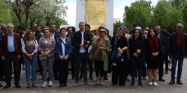 Gözaltı operasyonuna tepki: İktidar seçime hazırlanıyor Gözaltı operasyonuna tepki: İktidar seçime hazırlanıyor