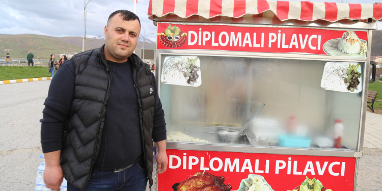 Mülakat mağduru “diplomalı pilavcı” Mülakat mağduru “diplomalı pilavcı”