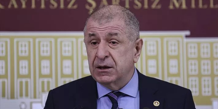 Zafer Partisi’nden istifa eden 300 kişi AKP’ye katıldı Zafer Partisi’nden istifa eden 300 kişi AKP’ye katıldı