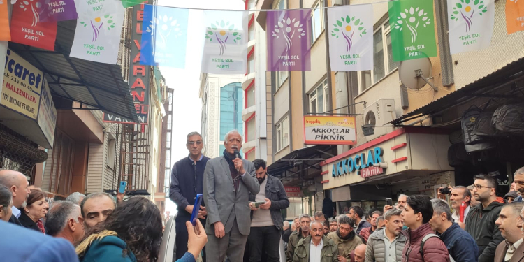 Elazığ merkezde seçim coşkusu: Herkesi tek tek arayıp Yeşil Sol Parti’yi tanıtın Elazığ merkezde seçim coşkusu: Herkesi tek tek arayıp Yeşil Sol Parti’yi tanıtın