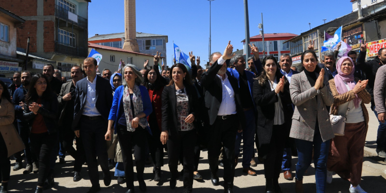 Yeşil Sol Parti Karayazı’da: Bu iktidardan hesap sorma zamanı Yeşil Sol Parti Karayazı’da: Bu iktidardan hesap sorma zamanı