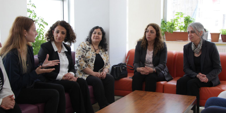 Yeşil Sol Parti ve DBP’den ÖHD’ye ve gözaltına alınan sanatçılara ziyaret Yeşil Sol Parti ve DBP’den ÖHD’ye ve gözaltına alınan sanatçılara ziyaret