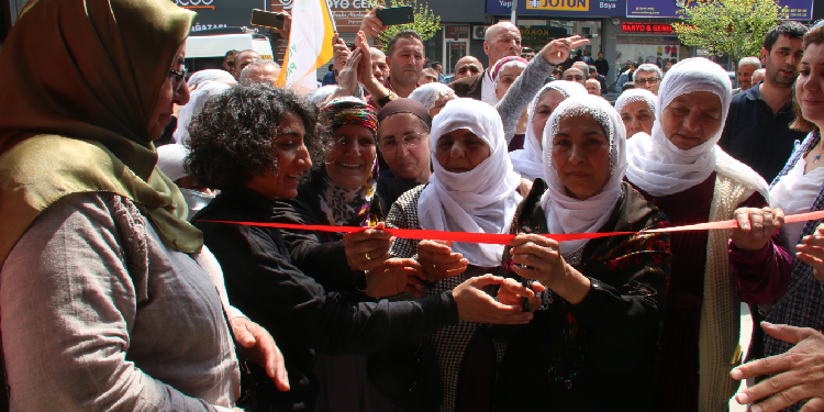 Yeşil Sol Parti’den İzmir’de coşkulu açılışlar Yeşil Sol Parti’den İzmir’de coşkulu açılışlar