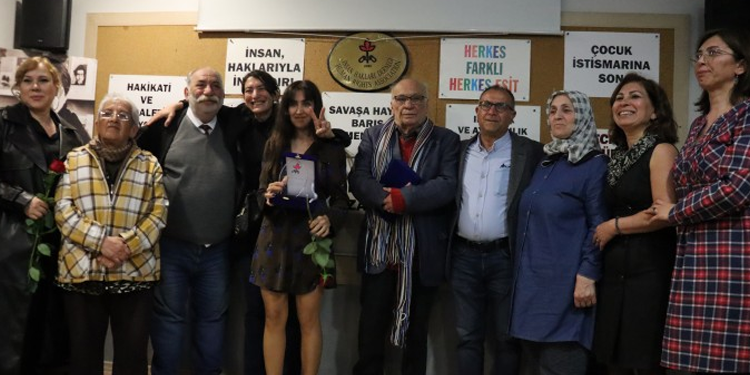 Ayşenur Zarakolu Düşünce ve İfade Özgürlüğü Ödülleri sahiplerine verildi Ayşenur Zarakolu Düşünce ve İfade Özgürlüğü Ödülleri sahiplerine verildi