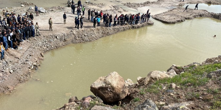 Karayollarının kazdığı çukura düşen çocuğa ulaşılamıyor Karayollarının kazdığı çukura düşen çocuğa ulaşılamıyor