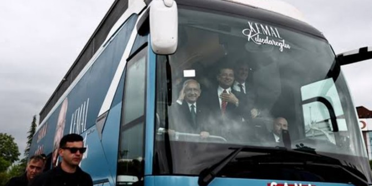 Kılıçdaroğlu’nun aracına taşlı saldırı Kılıçdaroğlu’nun aracına taşlı saldırı