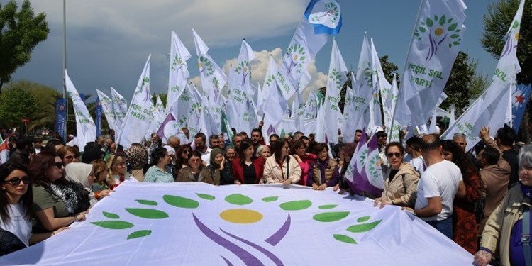 Onbinler Maltepe’ye yürüdü: Newroz ruhuyla 1 Mayıs’a Onbinler Maltepe’ye yürüdü: Newroz ruhuyla 1 Mayıs’a