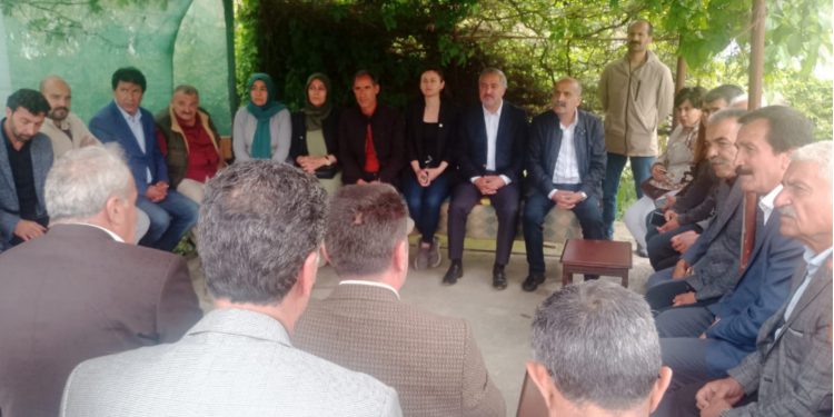 Siyasi partilerden evi kurşunlanan DBP’li yöneticiye ziyaret Siyasi partilerden evi kurşunlanan DBP’li yöneticiye ziyaret