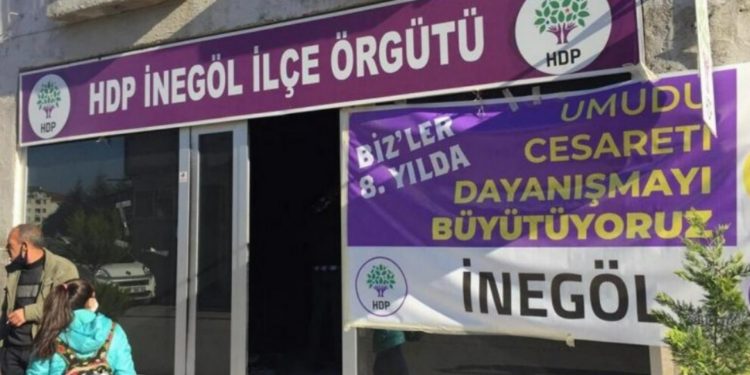 HDP İnegöl İlçe Örgütü’ne taşlı saldırı HDP İnegöl İlçe Örgütü’ne taşlı saldırı