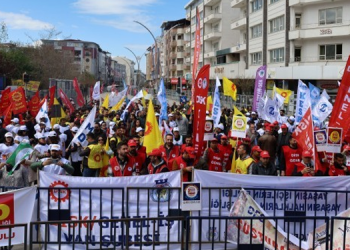 Van 1 Mayıs mitingi: Sosyalizmde ısrar insan olmakta ısrardır