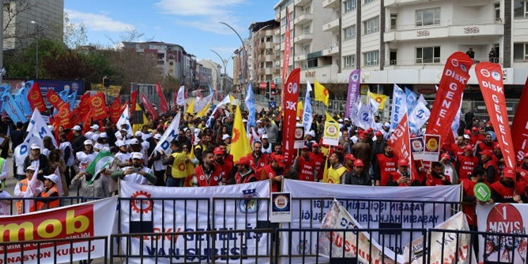 Van 1 Mayıs mitingi: Sosyalizmde ısrar insan olmakta ısrardır Van 1 Mayıs mitingi: Sosyalizmde ısrar insan olmakta ısrardır