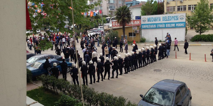 Bursa’da polis engeline rağmen seçim çalışması Bursa’da polis engeline rağmen seçim çalışması