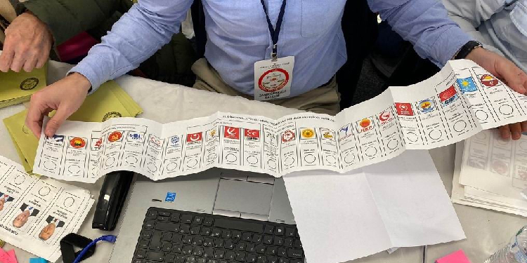 CHP: Açılmamış oy pusulası mühürlü çıktı CHP: Açılmamış oy pusulası mühürlü çıktı