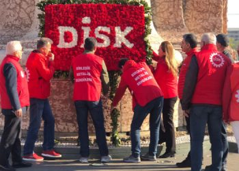 DİSK Taksim Anıtı’na çelenk bıraktı