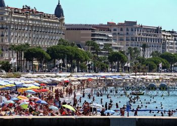 Fransa’da emeklilik protestosu: İşçiler, Cannes Film Festivali’nin gazını ve elektriğini kesti