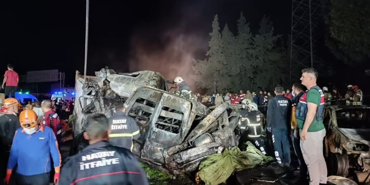 Hatay’da kaza: 12 kişi yaşamını yitirdi Hatay’da kaza: 12 kişi yaşamını yitirdi