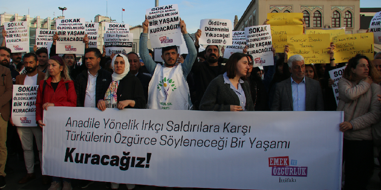 Irkçı saldırıya uğrayan Aymaz katledildiği yerde anıldı Irkçı saldırıya uğrayan Aymaz katledildiği yerde anıldı