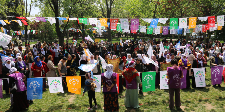 Kadınlar Yeşil Sol Parti mitinginde Kadınlar Yeşil Sol Parti mitinginde