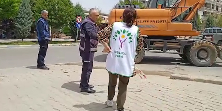 Yeşil Sol Parti’nin standını kaldırıp AKP çadırı kurdular Yeşil Sol Parti’nin standını kaldırıp AKP çadırı kurdular