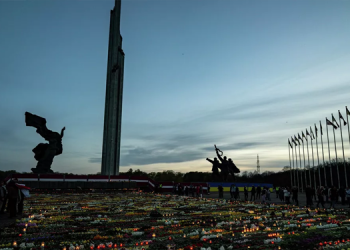 Kiev’de Sovyet partizanlarının büstlerine boya döküldü
