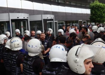 Direnişteki inşaat işçileri gözaltına alındı